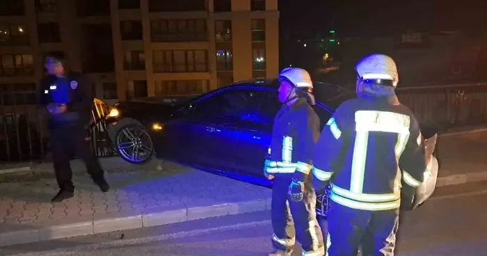 Karaman’da kontrolden çıkan otomobil demir bariyere çarparak asılı kaldı