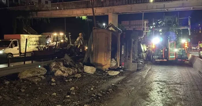 Kağıthane’de moloz yüklü hafriyat kamyonu devrildi: 1 yaralı