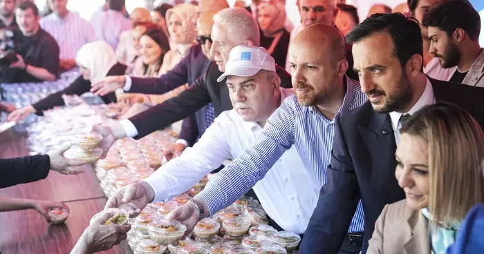 Mimar Sinan ın vasiyeti gereği Süleymaniye Camisi nin önünde aşure dağıtıldı