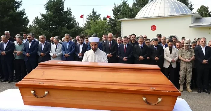Cumhurbaşkanı Yardımcısı Yılmaz, Bingöl de yeğeni Şiyar Güneş in cenazesine katıldı