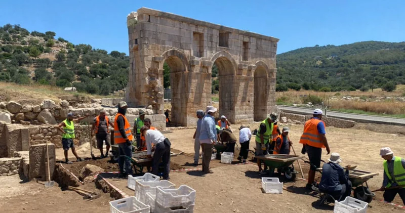 Patara nın dükkanları gün yüzüne çıkarılıyor