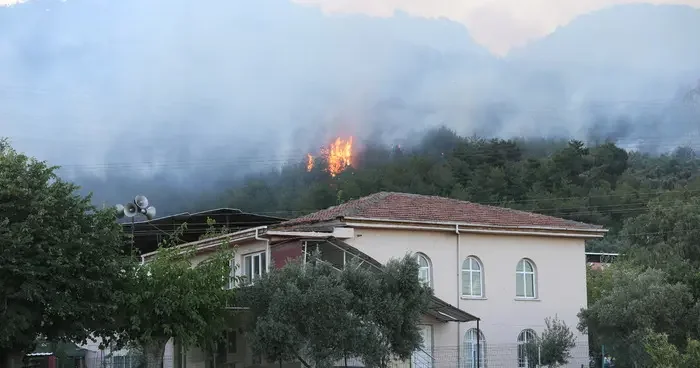 Alevler Hatay ı sardı: Yangın yerleşim yerlerine sıçradı... 2 bin kişi tahliye edildi