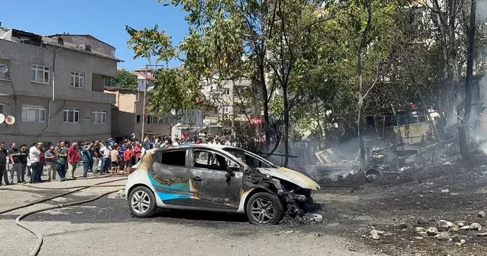 Küçükçekmece de gecekondudan otomobile sıçrayan yangın söndürüldü