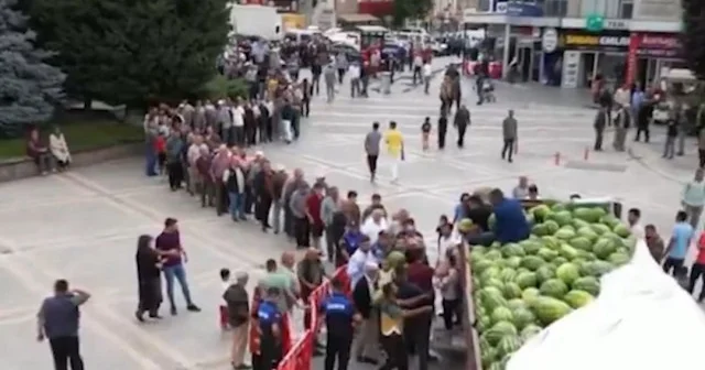Kayserili esnaf hayrına karpuz dağıttı VİDEO İZLE