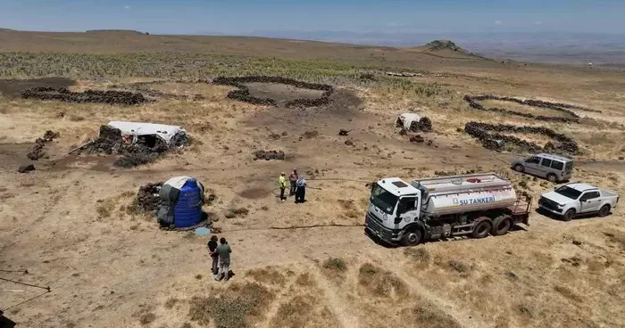 Diyarbakır’da yaylada kalan besicilerin hayvanlarına tankerlerle su taşınıyor