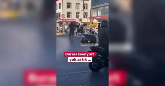 Trafikte korkunç anlar! Motor kaskıyla saldırdılar, kadınları bayıltana kadar darbettiler