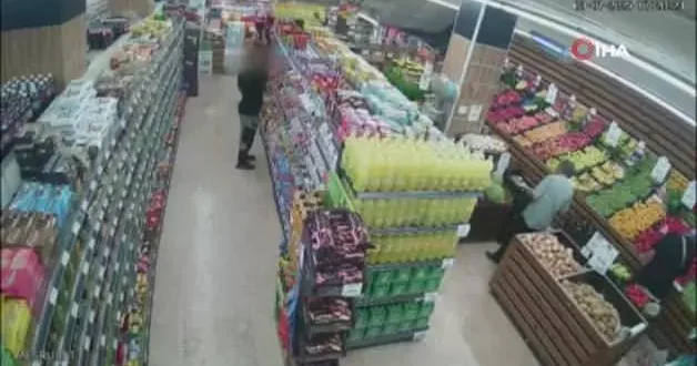 Fatih te marketten çikolata hırsızlığı kamerada