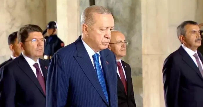 Ankara da hareketli gün: Cumhurbaşkanı Erdoğan ve YAŞ üyelerinden toplantı öncesi Anıtkabir ziyareti