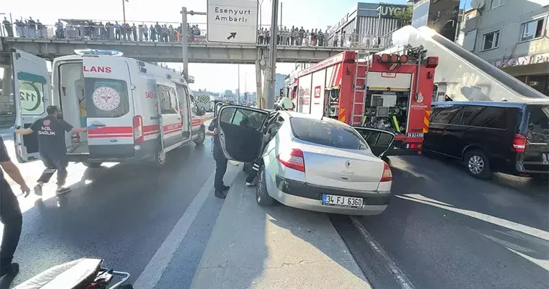 Avcılar da otomobil aydınlatma direğine çarptı; kaza kamerada