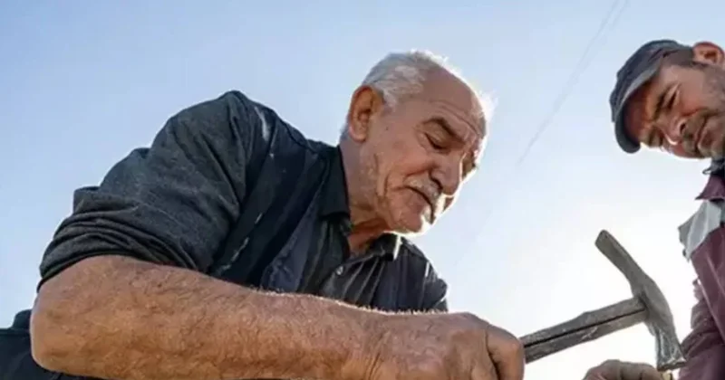 Köy köy gezip çitçileri hasat için hazırlıyor: Hep para kazanıyor hem tekme giyiyor Sözcü Gazetesi