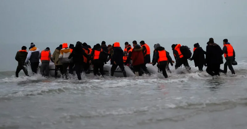 İngiltere, küçük botlarla gelen sığınmacıları Fransa’ya geri göndermeye başlıyor