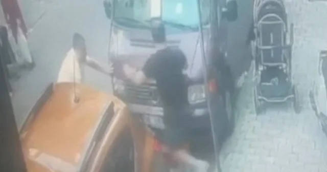 Kağıthane de freni arızalanan araç kaydı: Kuzenler son anda kurtuldu VİDEO İZLE