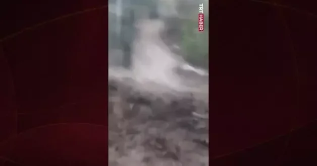 Motosikletini kurtarırken canından oluyordu