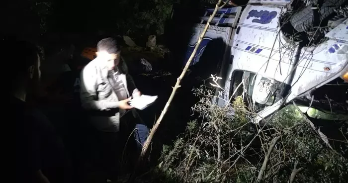 Hakkari’de kamyonet şarampole yuvarlandı: 2 yaralı