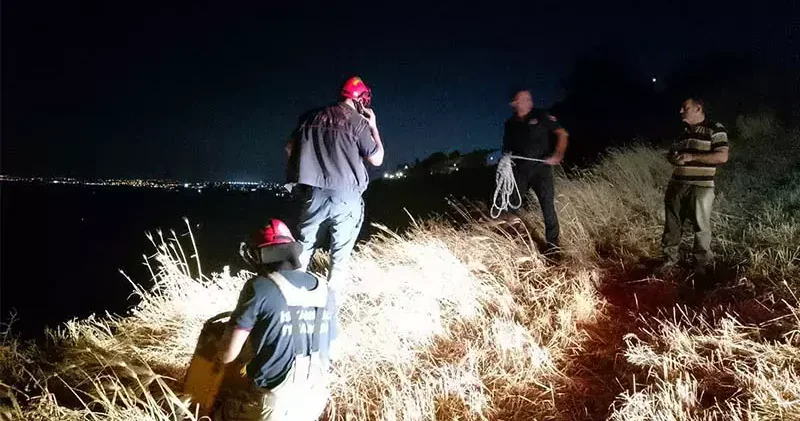 Manzara izlemek için indikleri kayalıklarda mahsur kalan gençleri itfaiye kurtardı
