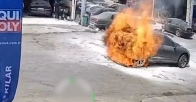 İzmir de park halindeki elektrikli lüks araç alev topuna döndü VİDEO İZLE