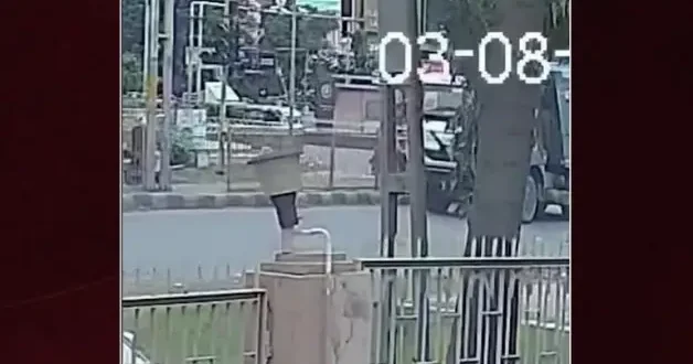 Hayatla ölüm arasındaki o çizgi! Hindistan da meydana gelen kaza korkuttu