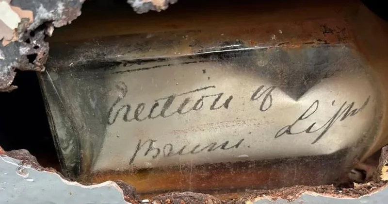 Duvarın içinden 122 yıllık mesaj çıktı: Tesadüfen bulunan zaman kapsülü Sözcü Gazetesi