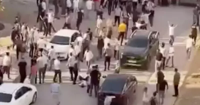 Çocukların kavgasına ailelerin de karıştığı bıçaklı kavga kamerada: 2 yaralı