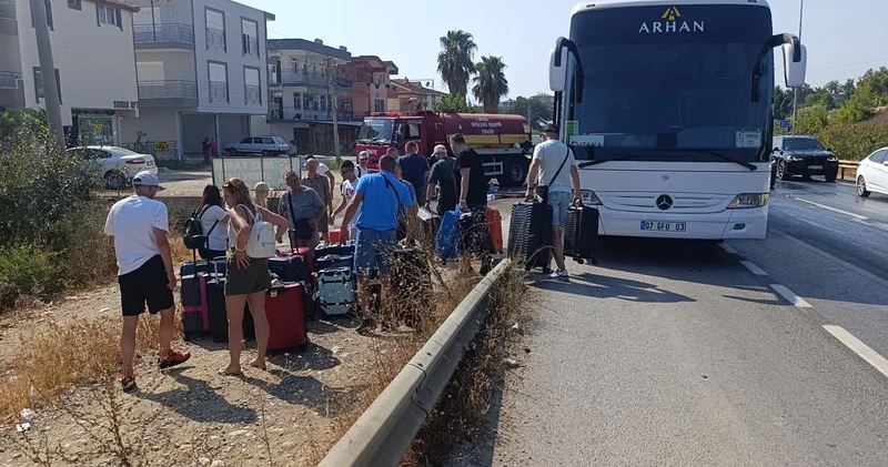 Seyir halindeki tur otobüsü yandı, 43 turist tahliye edildi