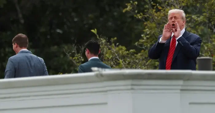 Donald Trump, Beyaz Saray ın çatısına çıktı! O soruya nükleer füze yanıtını verdi