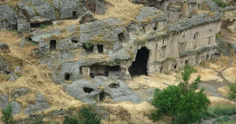 Duvarları tasvirli kayadan oyma kilise, turizme kazandırılmayı bekliyor
