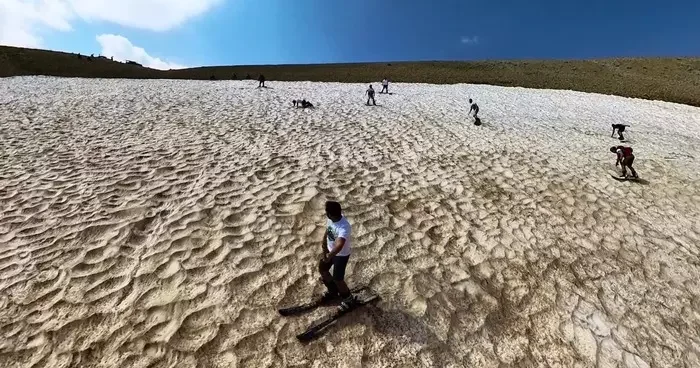 Ağustosta karda kayak ve snowboard yaptılar