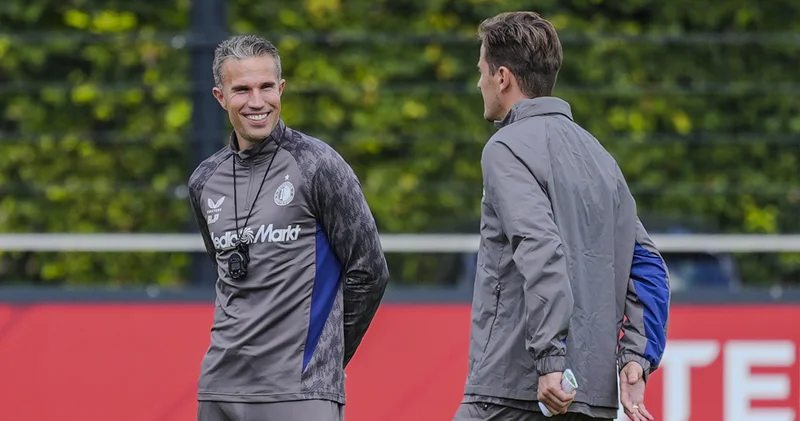 Robin van Persie: Fenerbahçe yi dört gözle bekliyoruz Futbol Haberleri