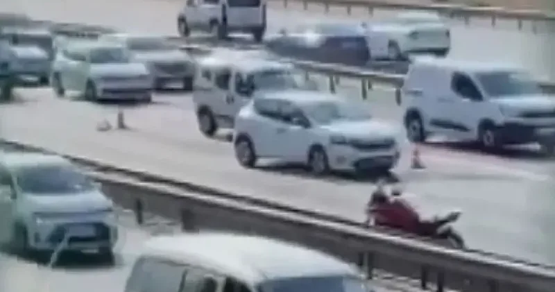 Bağcılar da emniyet şeridindeki araca çarpıp savrulan motosiklet sürücüsüne otomobil çarptı: 1 ölü