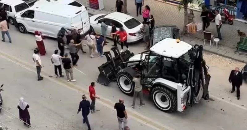 Kontrolden çıkan iş makinesi 5 otomobil ve 2 yayaya çarptı: O anlar kamerada!