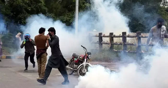 Pakistan da eski Başbakan Khan destekçilerine polis müdahalesi: 300 gözaltı