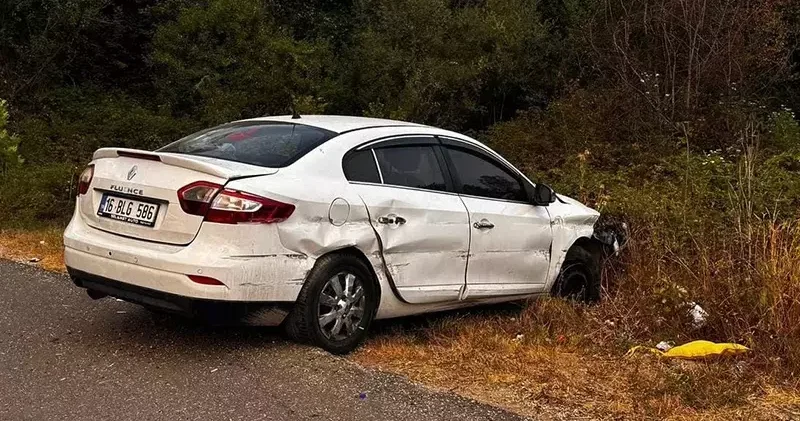 Kamyonetin sıkıştırdığı otomobil ağaçlık alana savruldu; 5 yaralı