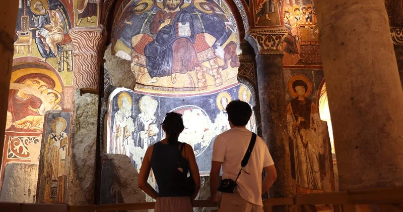 Kapadokya daki Karanlık Kilisesi turistlerin ilgi odağı oldu