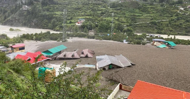 Hindistan da çamur seli yerleşim yerini yuttu: 60 kişi kayıp 50 bina sular altında VİDEO İZLE
