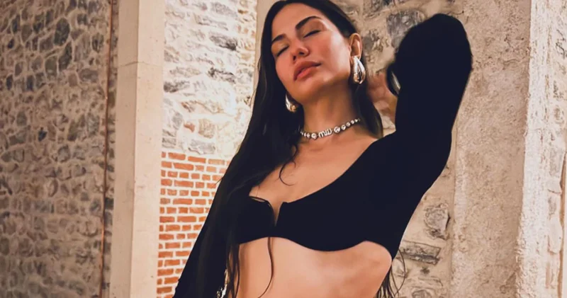 Eşref Rüya nın Nisan ı görenleri hipnoz etti! Demet Özdemir in cesur kıyafeti sosyal medyayı salladı!