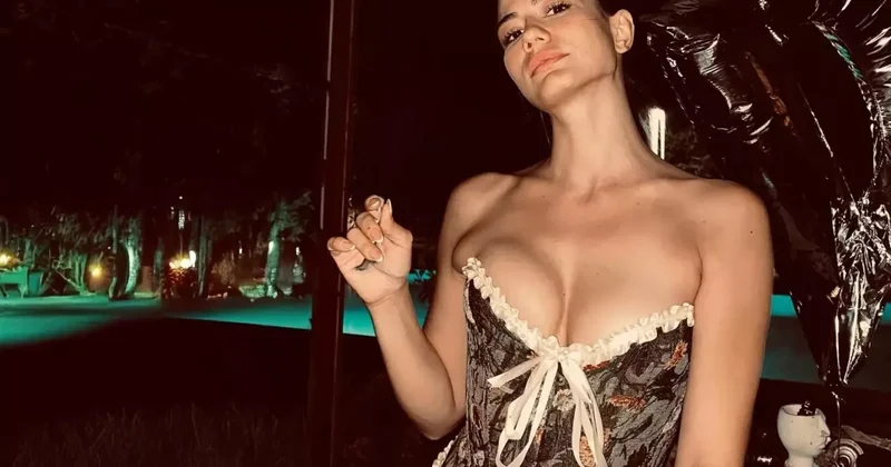 Demet Özdemir in elbisesi geceye damga vurdu