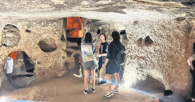 Sıcaktan bunalan mağaraya kaçıyor