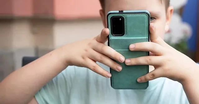Uzmanlar uyardı: Erken yaşta telefon kullanımı çocukların gelişimini tehdit ediyor Sağlık Haberleri
