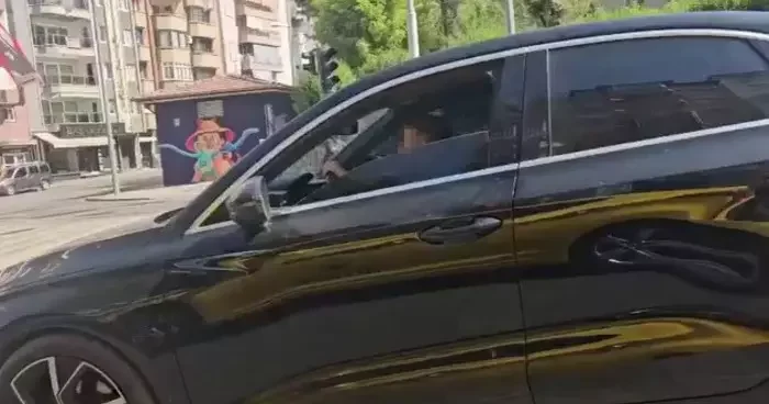 Küçük çocuğa trafikte otomobil kullandırdılar