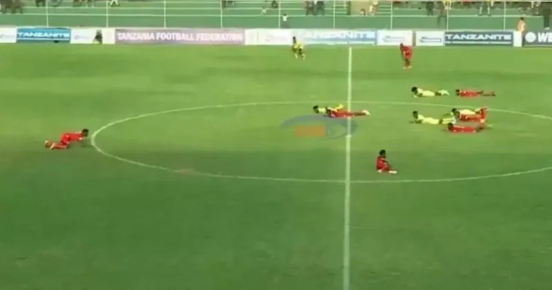 Tüm futbolcular yere yattı! Yeşil sahalarda panik anları