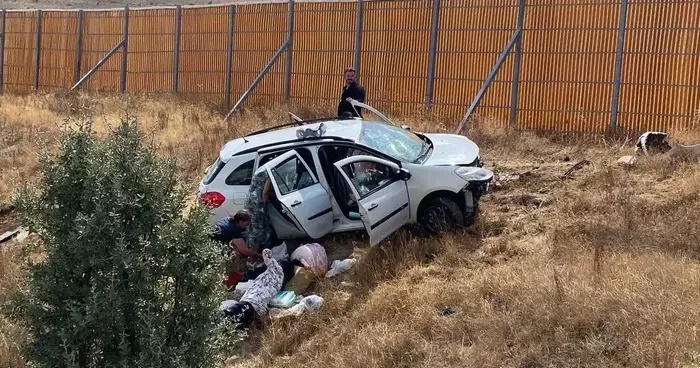 Sivas’ta yoldan çıkan araçtaki 1’i bebek 4 kişi yaralandı