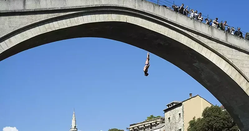Tarihi Mostar Köprüsü nde Red Bull Cliff Diving heyecanı nefes kesti Fanatik Spor Haberleri Video