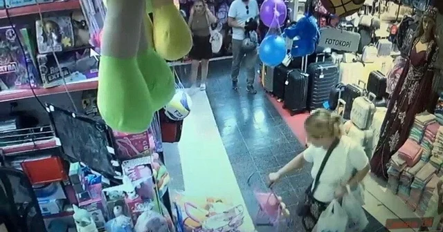 Çaldığı 700 TL lik oyuncağı çocuğuna veren kadın, 10 TL lik de alışveriş yaptı; o anlar kamerada Aydın Haberleri