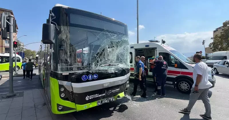 Kavşakta belediye otobüsü ile kamyonet çarpıştı; 1’i çocuk, 5 yaralı