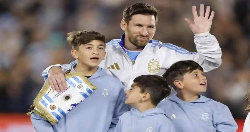 Lionel Messi veda etti: Çocuklarına sarılarak ağladı