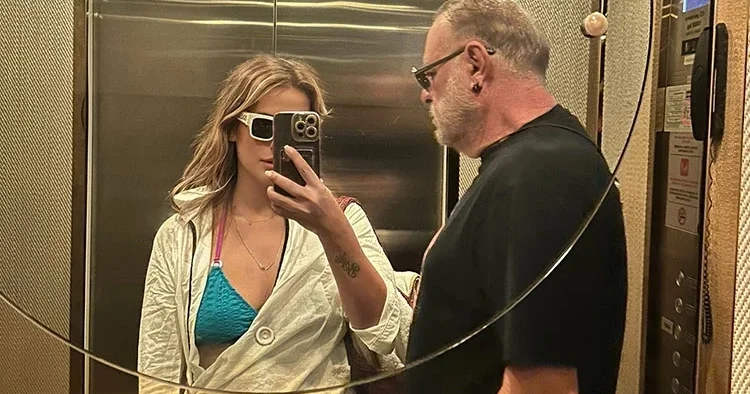 26 yaş küçük eşle asansör selfie si!
