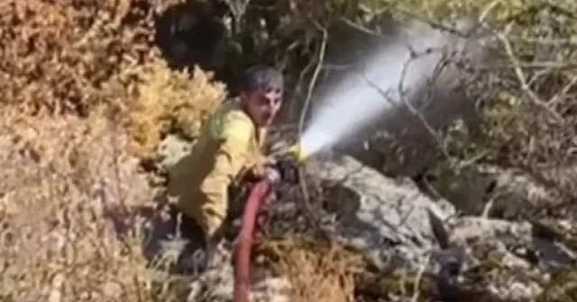 Orman işçilerinin tehlikeli anları drona yansıdı: Alevlerin arasında kalmaktan son anda kurtuldular VİDEO İZLE