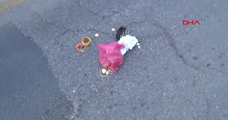 Polisleri görünce altın dolu poşeti atıp kaçtı