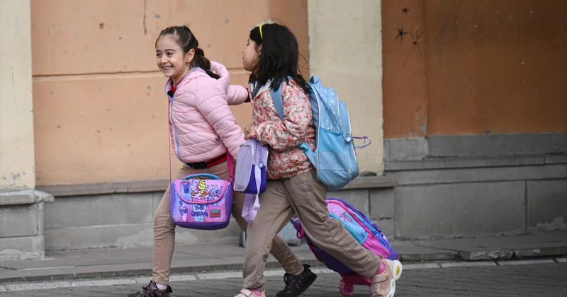 İstanbul’daki okullarda pazartesi dersler 10.00’da başlayacak