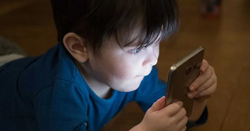 Çocukların eline telefon tutuşturan anne babalar dikkat